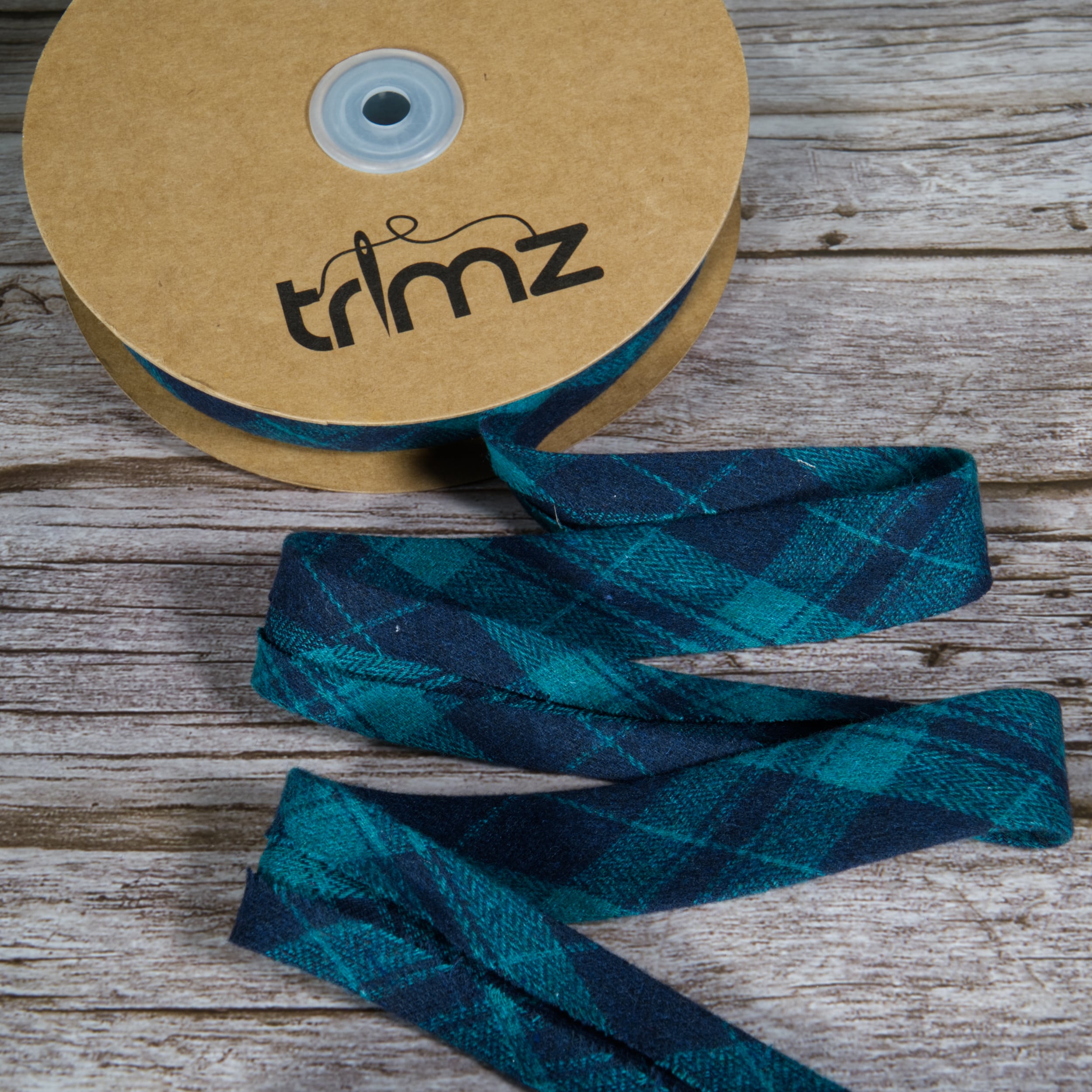 Tartan bias binding 25mm x 20m reel - Black & Green Close up
